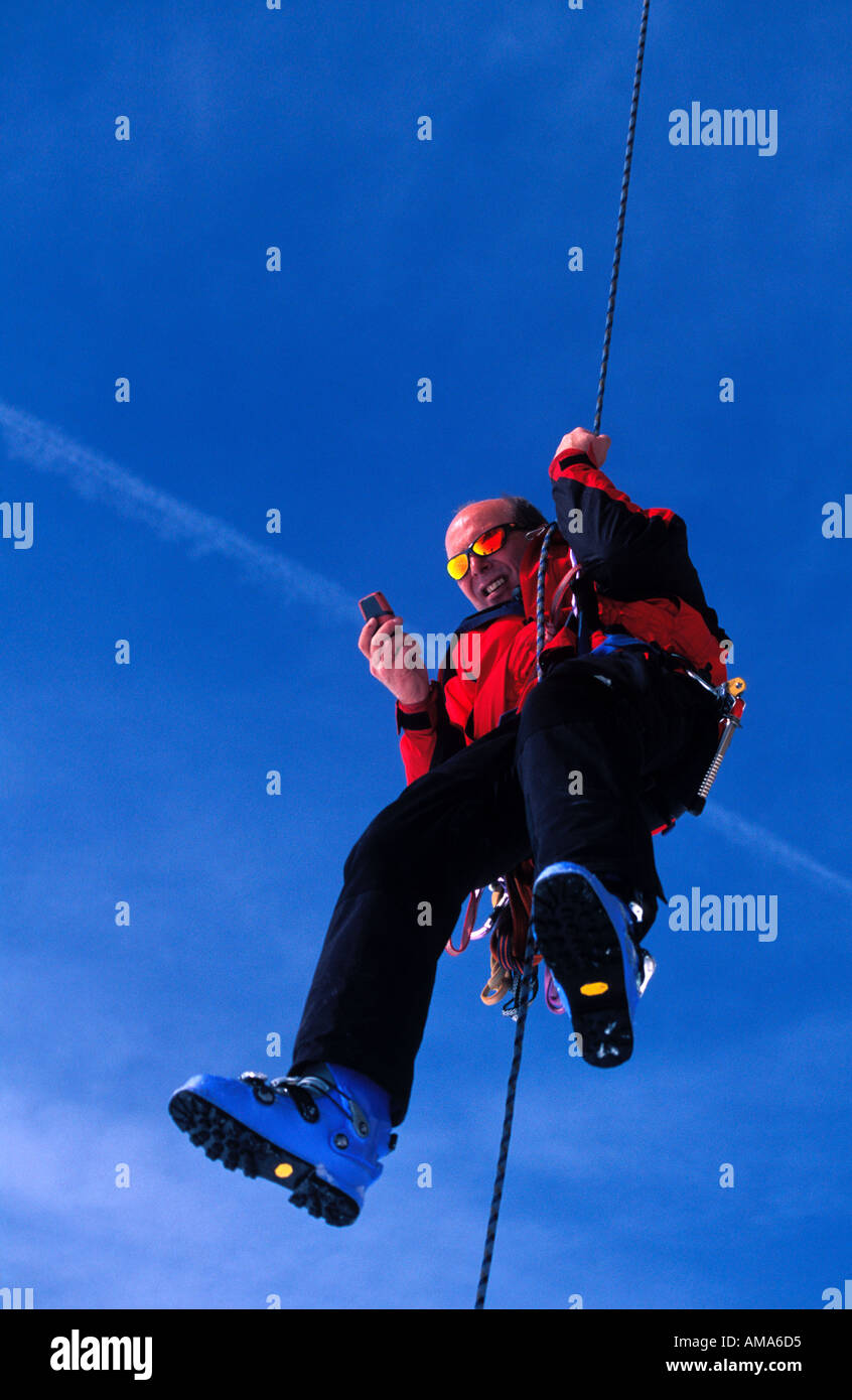 Téléphone mobile autour à la recherche d'un signal Banque D'Images