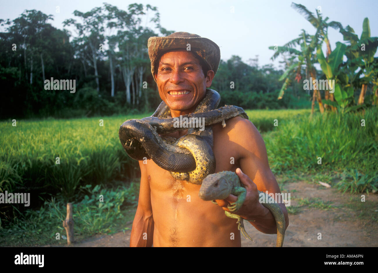 Le soi-disant homme Boa présente un serpent et un caméléon. Il est propriétaire d'un petit zoo privé à l'Amazone près de Lima. Banque D'Images