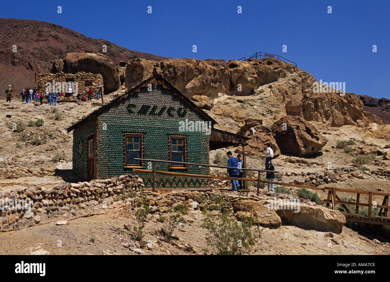 Désert de Mojave en Californie Calico Ghost Town House bouteille touristes asiatiques Banque D'Images