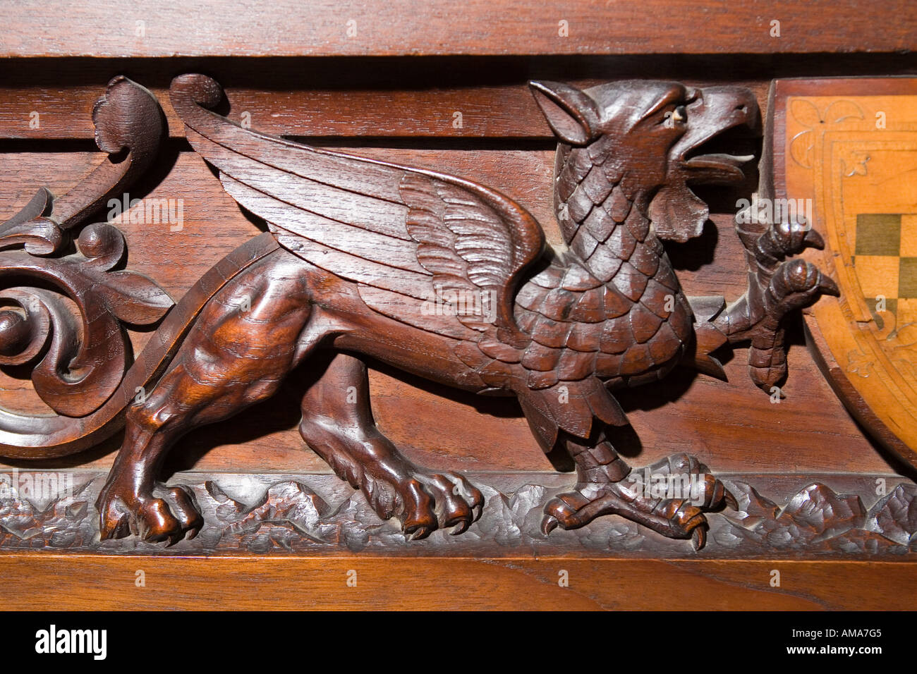 Pays de Galles Cardiff Cardiff Castle chambre lit héraldique en bois sculpté fin avec dragon Banque D'Images