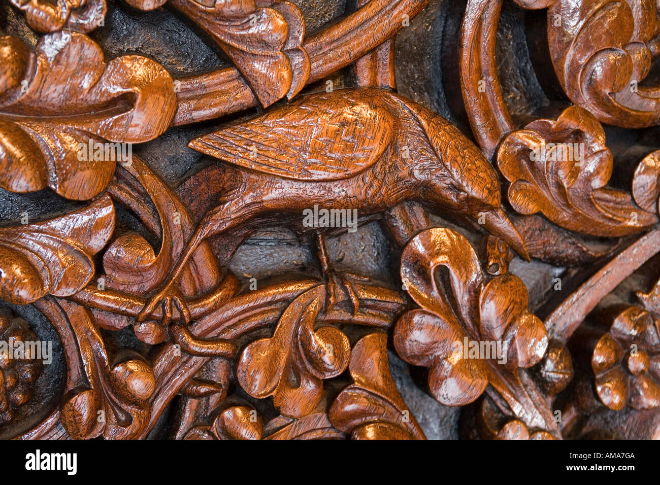 Pays de Galles Cardiff Cardiff Castle chambre bois sculpté et de détail porte en métal d'oiseau dans le feuillage Banque D'Images