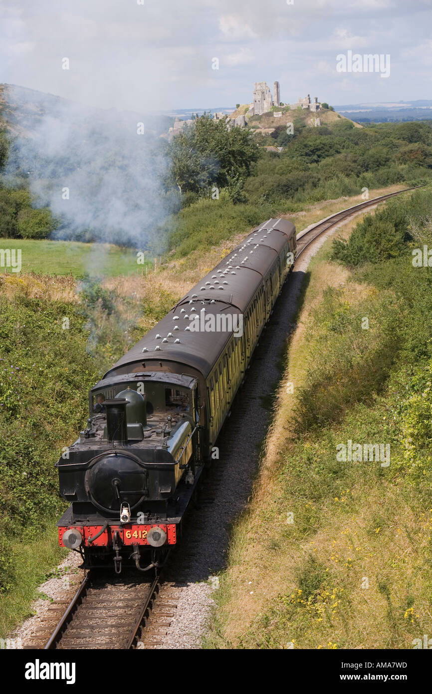 Château de Corfe Swanage Dorset UK flux ferroviaire train passant devant le château Banque D'Images