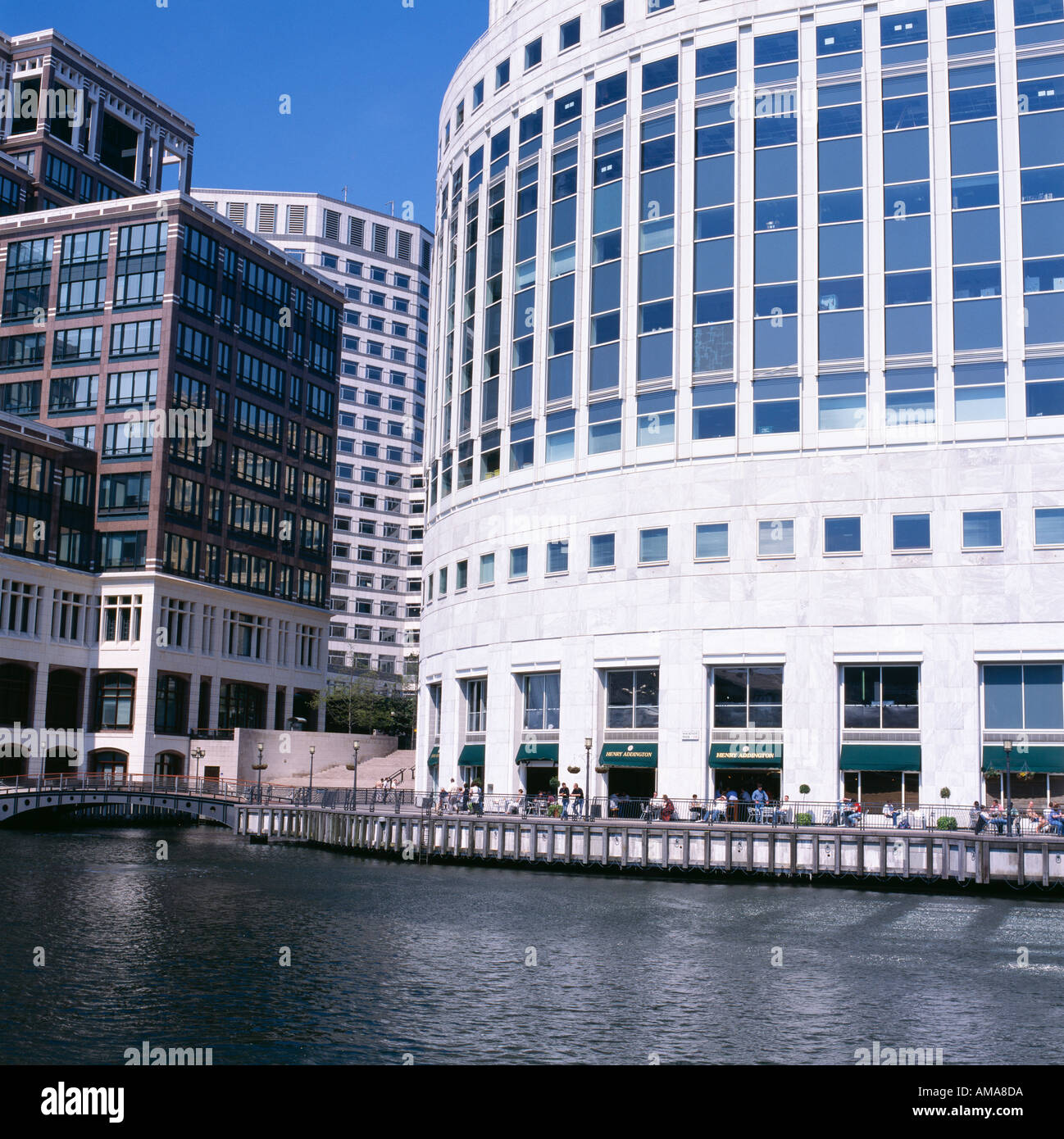 Avis de personnes le soleil brille à l'extérieur d'un pub à Canary Wharf Docklands Londres E14 England UK Banque D'Images