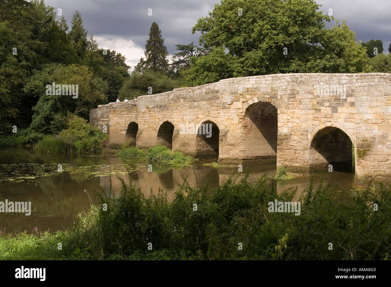 West Sussex Downs du Sud Vallée Arun Stopham vieux pont sur la rivière Arun Banque D'Images