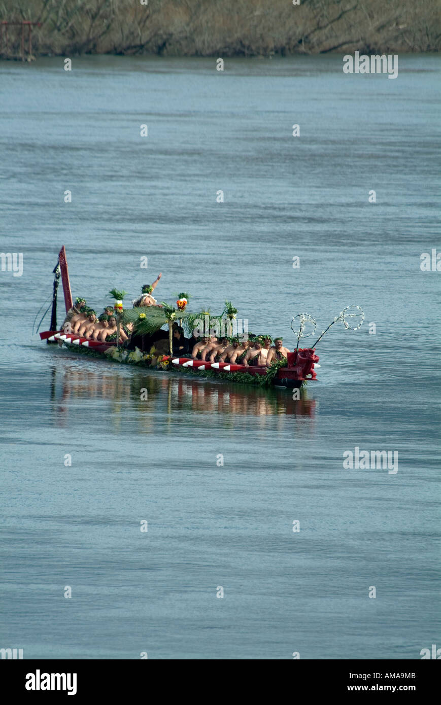 Te Waka avec grand corps flotte vers le bas l'ATAS Waikato Banque D'Images