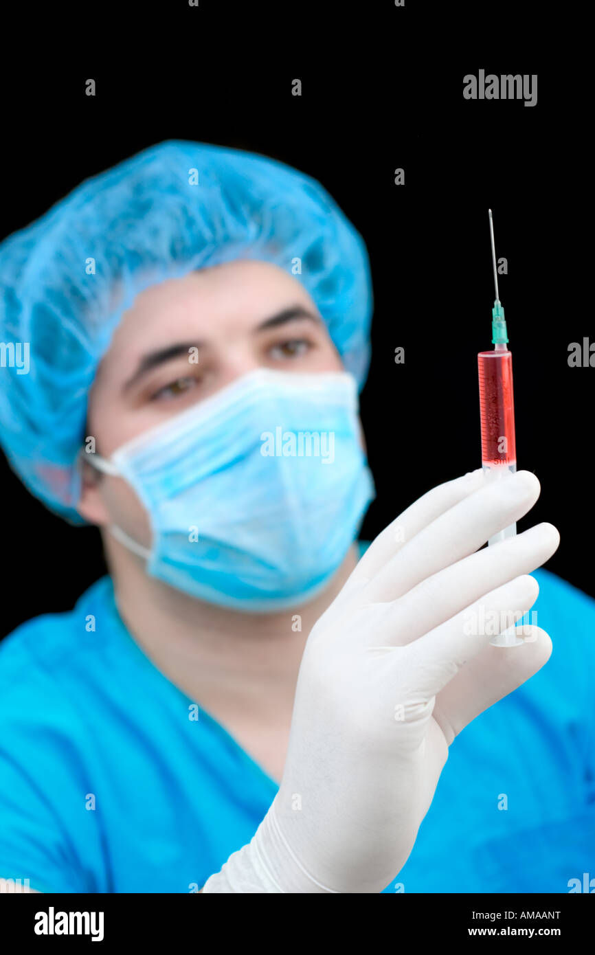 Medical technician holding a syringe Banque D'Images