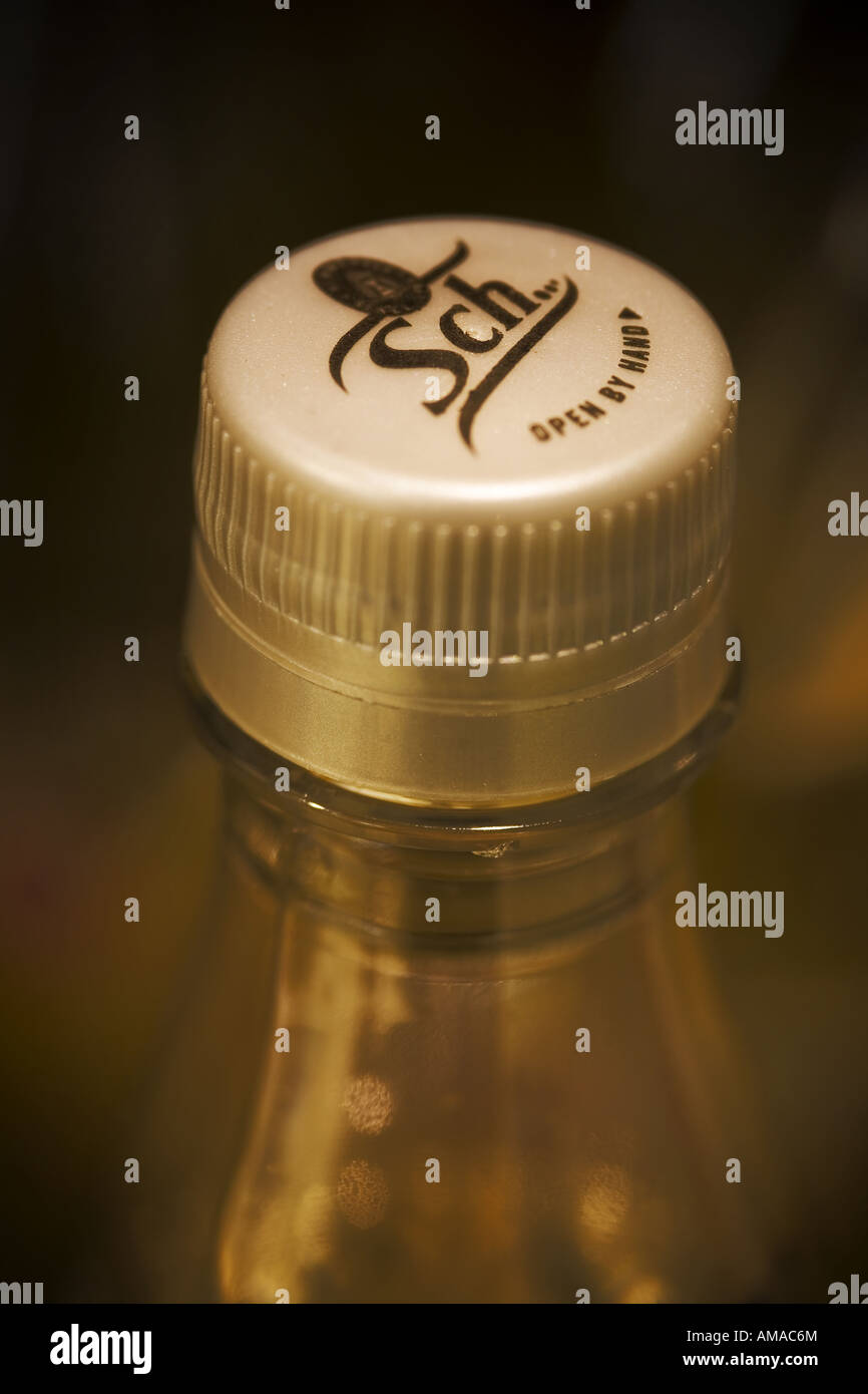 Haut de bouteille de Cadbury Schweppes Indian Tonic water Banque D'Images