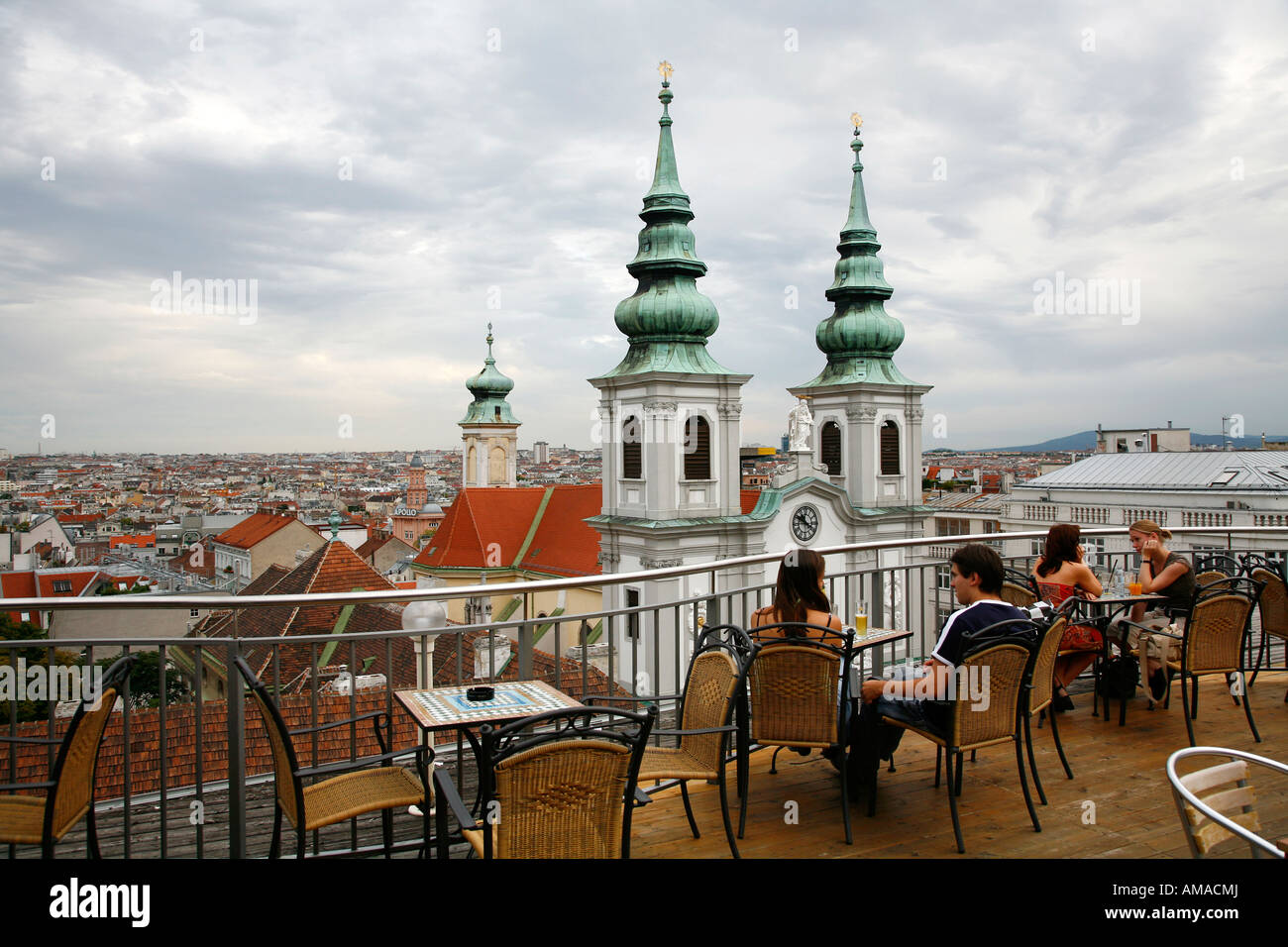 Août 2007 - Des gens assis sur un restaurant sur le toit avec vue sur les toits de Vienne Autriche Banque D'Images