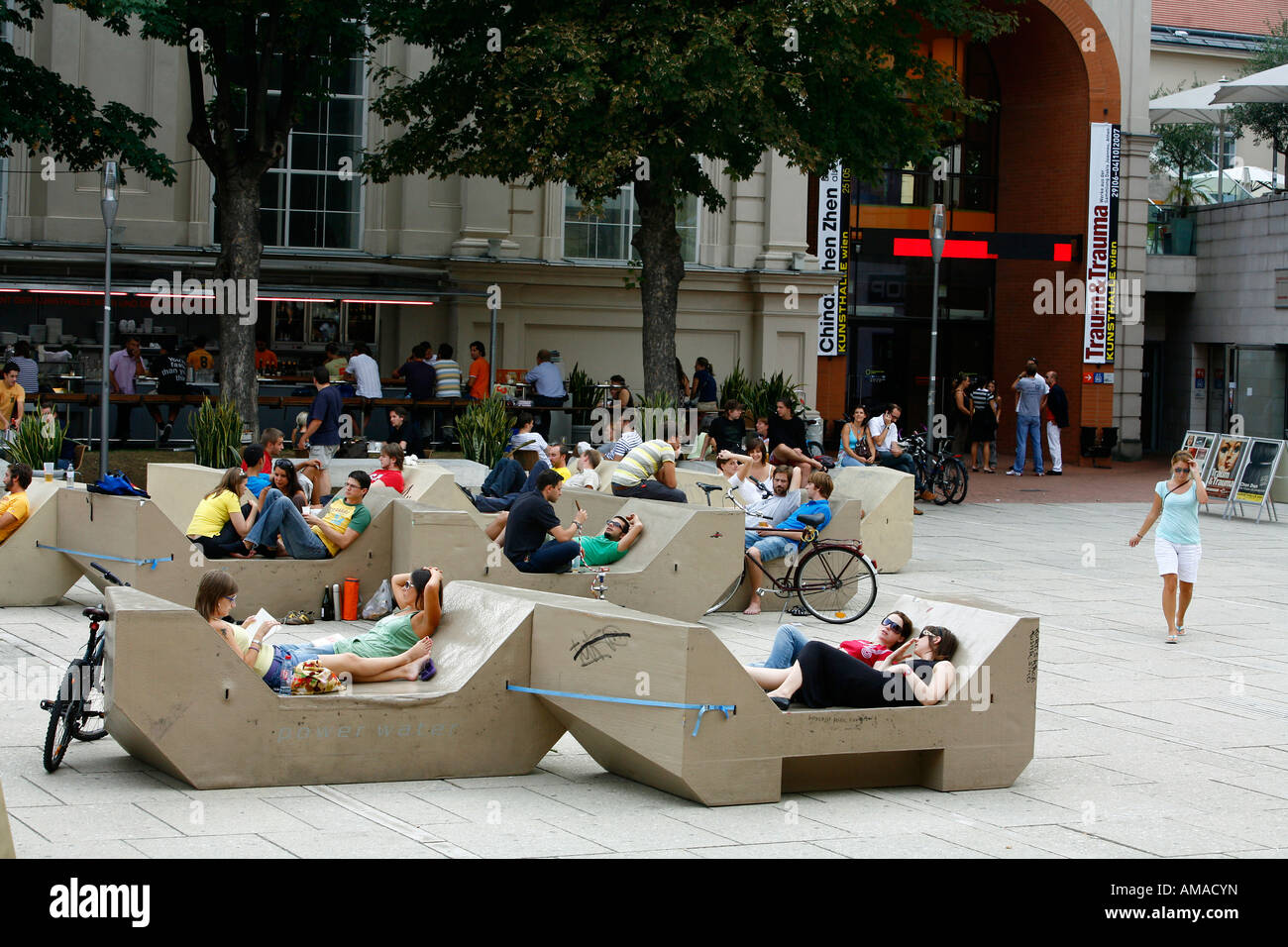 Août 2008 - Les gens au Museumsquartier un complexe culturel avec des musées, cafés et restaurants Vienne Autriche Banque D'Images