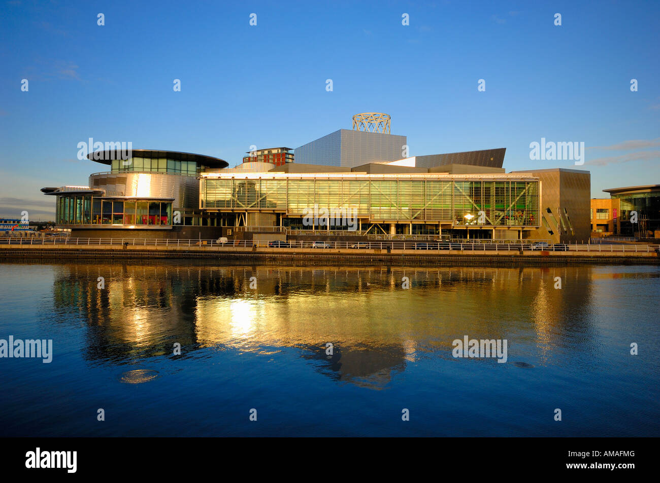 Lowry centre la fin de l'après-midi avec reflet dans l'eau du canal de Manchester Salford Quays Angleterre Angleterre europe Banque D'Images