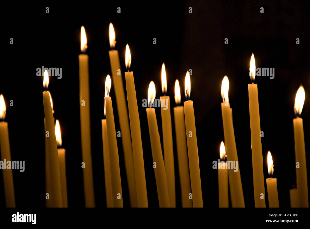 Images de bougies dans les églises où une prière est faite et une bougie allumée pour penser à des êtres chers et d'autres à Noël Banque D'Images