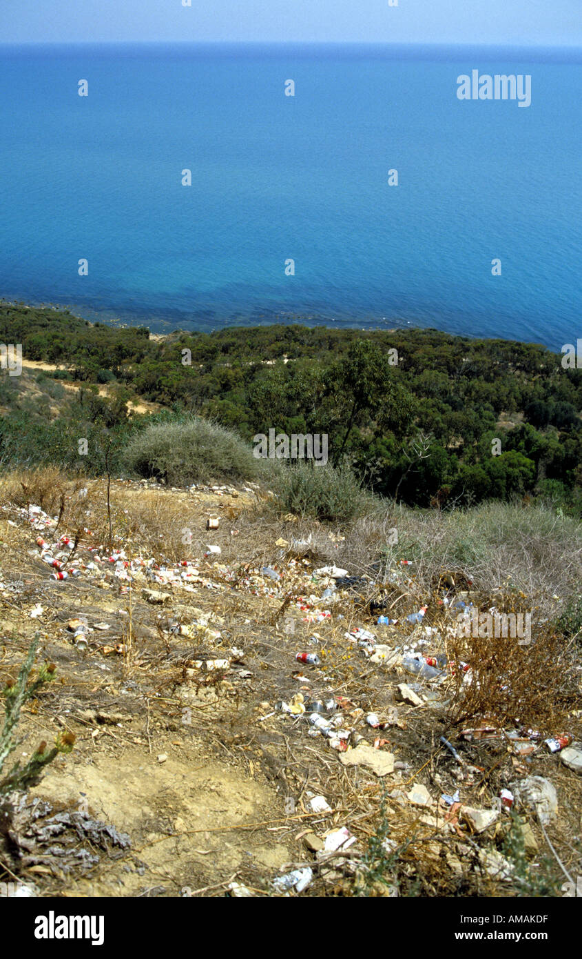 Tunisie Tunis Sidi Bou Said colline donnant sur la mer Méditerranée dans la litière couverte Banque D'Images