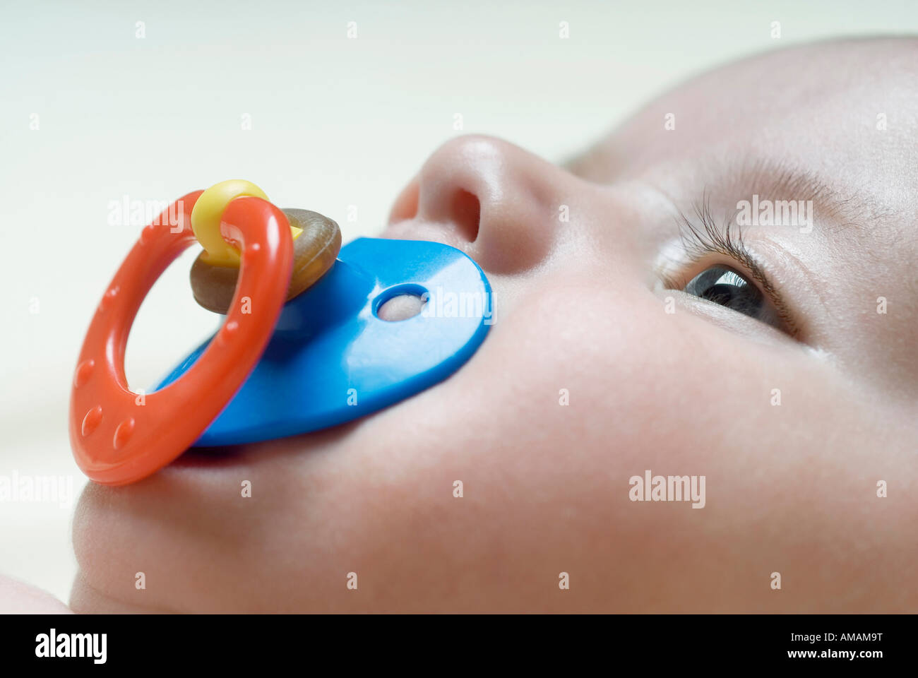 Close-up d'un bébé avec une tétine Banque D'Images