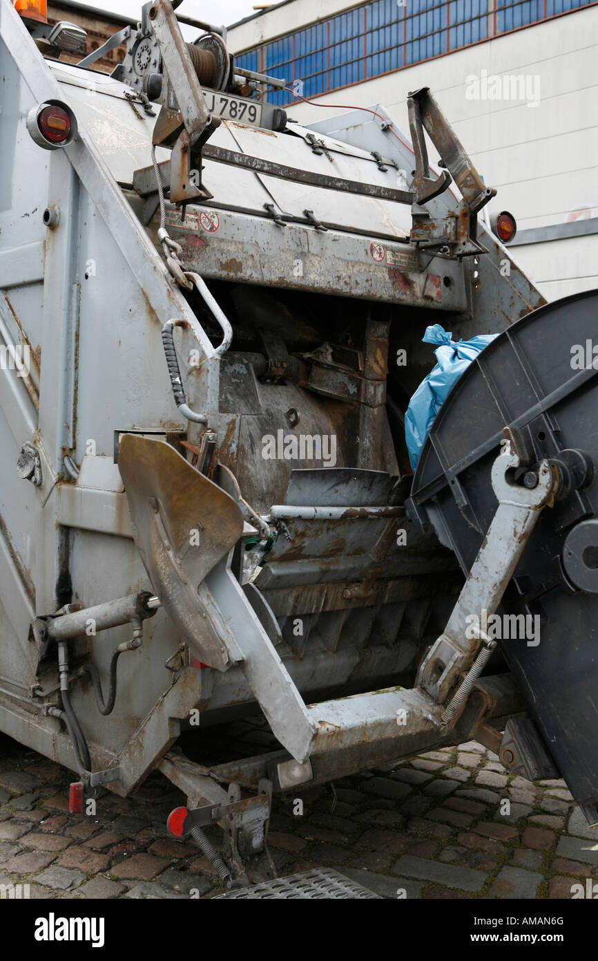 Un camion à ordures sur une poubelle industrielle Banque D'Images