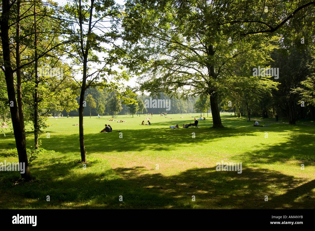 Germany, Bavaria, Munich, Schwabing, les gens dans le parc Banque D'Images