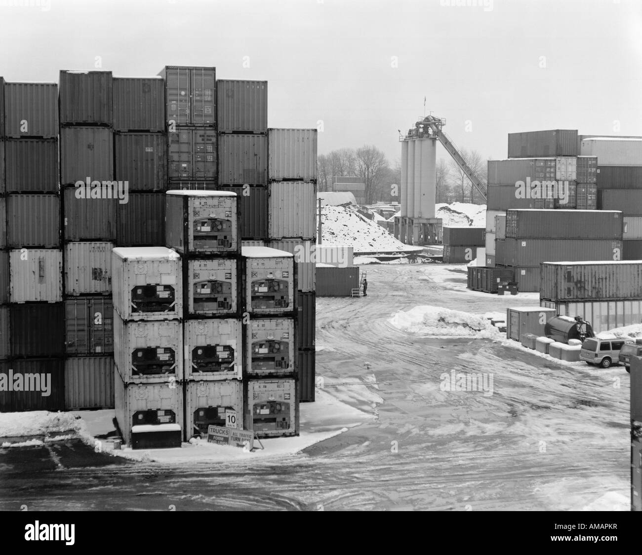Les conteneurs de fret à un commercial dock en hiver Banque D'Images