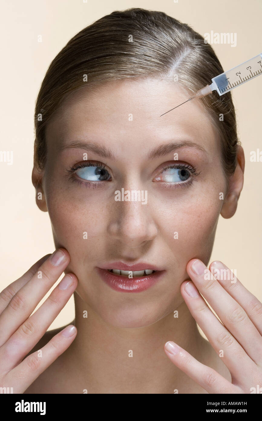 Une femme ayant un botox injection Banque D'Images