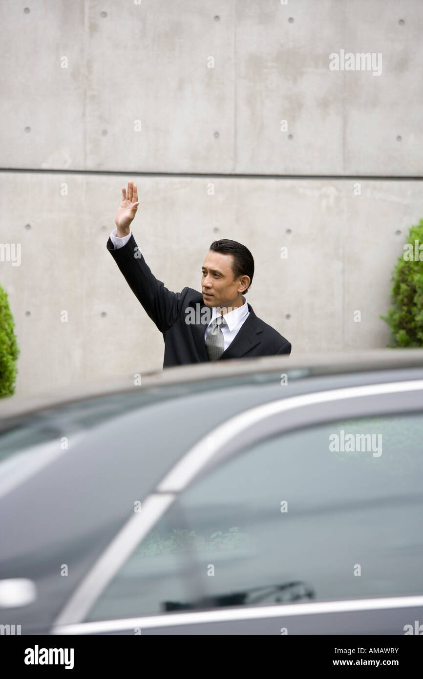Un businessman hailing taxi Banque D'Images