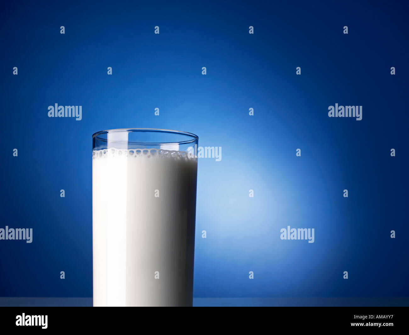 Verre de lait l'horizontale Banque D'Images