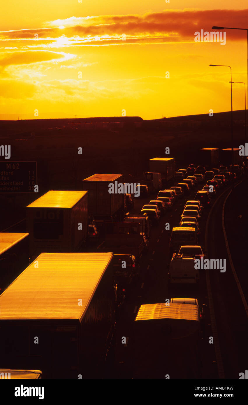 Embouteillage sur l'autoroute M62 au coucher du soleil Leeds Yorkshire UK Banque D'Images