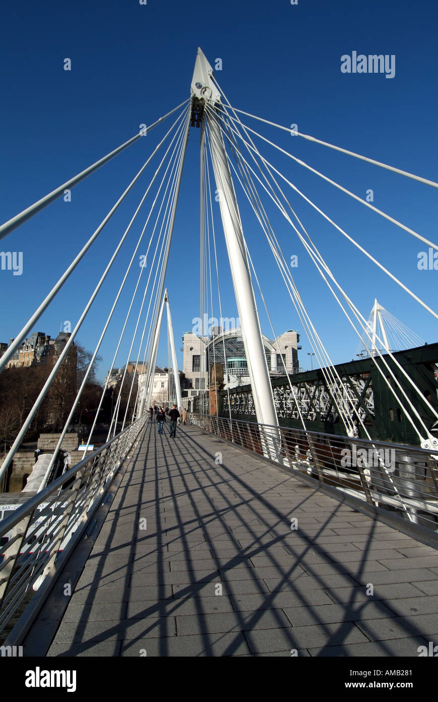 Passerelle du Jubilé de Londres l'un des deux nouveaux passages piétons seulement Tamise chaque côté de Hungerford pont de chemin de fer Banque D'Images