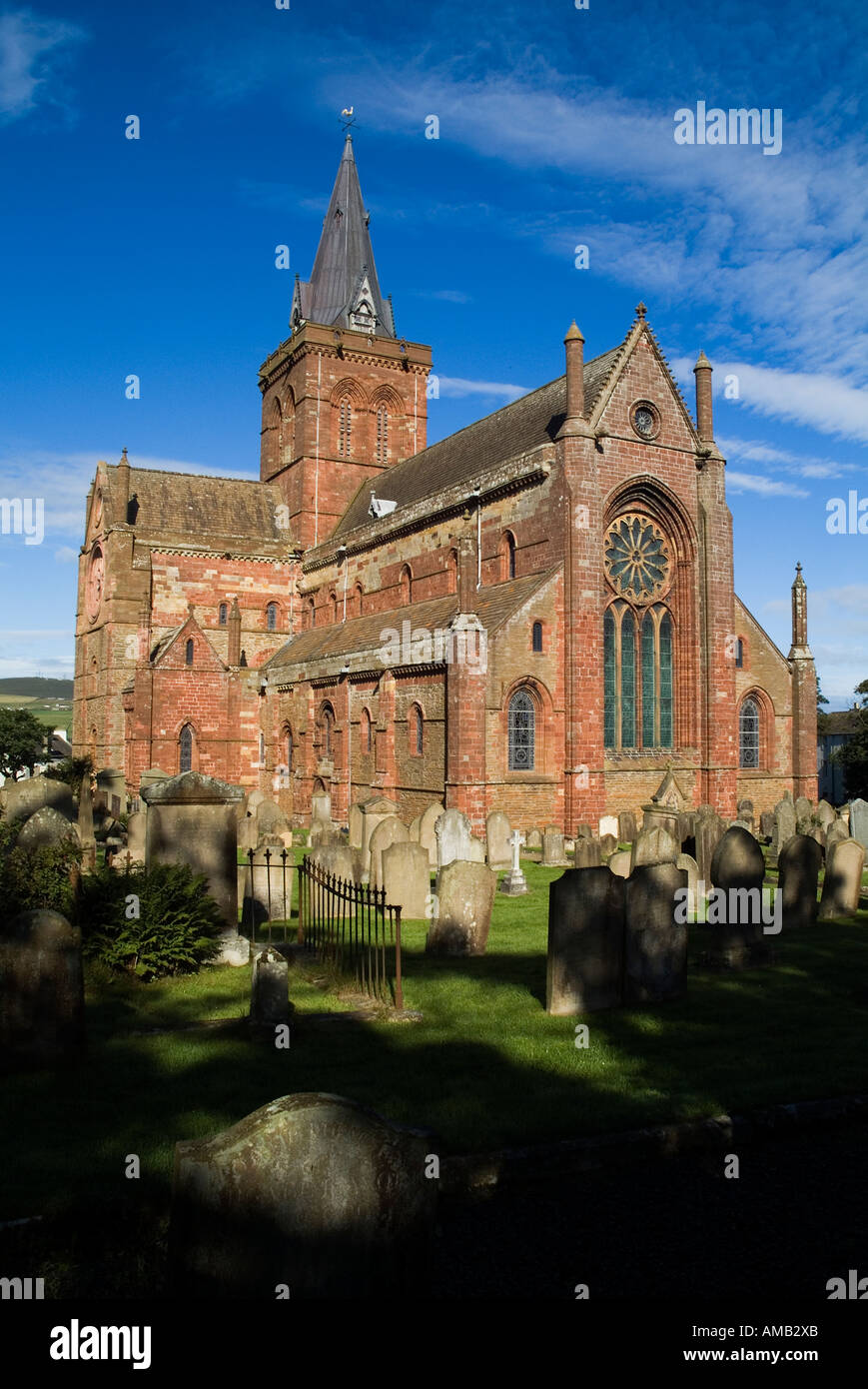 Dh St Magnus Cathedral KIRKWALL ORKNEY Eastside de cathédrale et de cimetière Banque D'Images