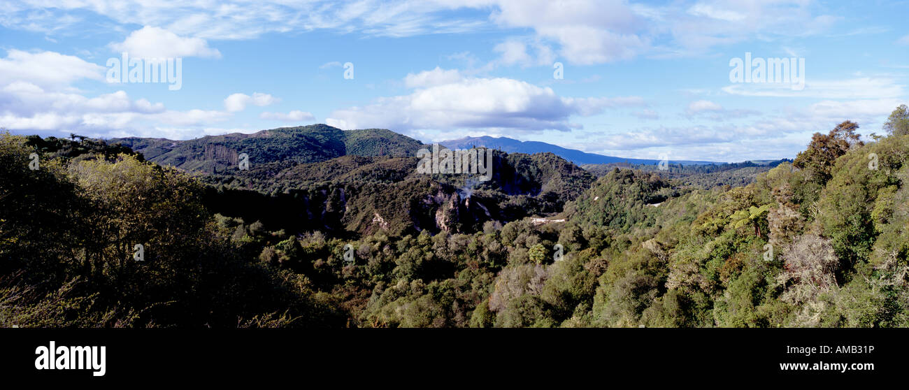 Vue panoramique de la vallée de Waimangu shot, Nouvelle-Zélande Banque D'Images