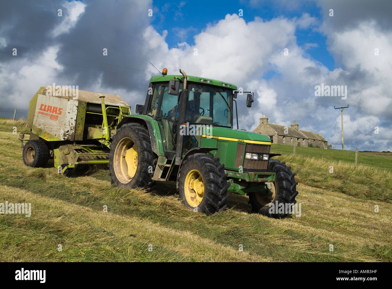dh RÉCOLTE Royaume-Uni tracteur agricole presse à balles pressage d'herbe d'ensilage sec et de cottage Orphir Orkney machine agricole à rouleaux Banque D'Images