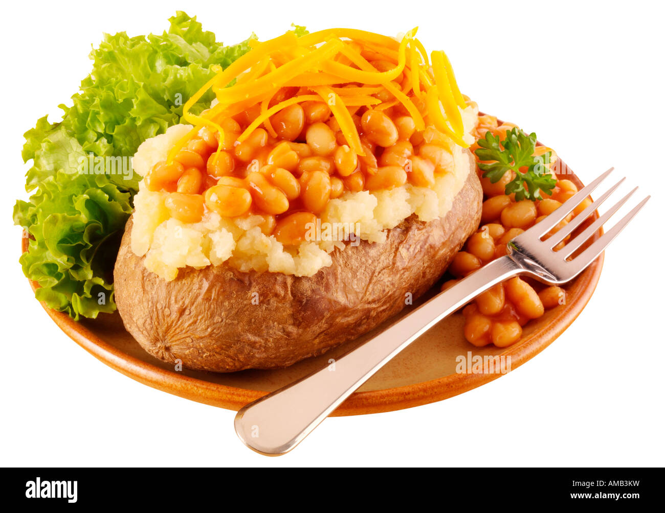 Pomme de terre au four avec des fèves et fromage râpé DÉCOUPER Banque D'Images