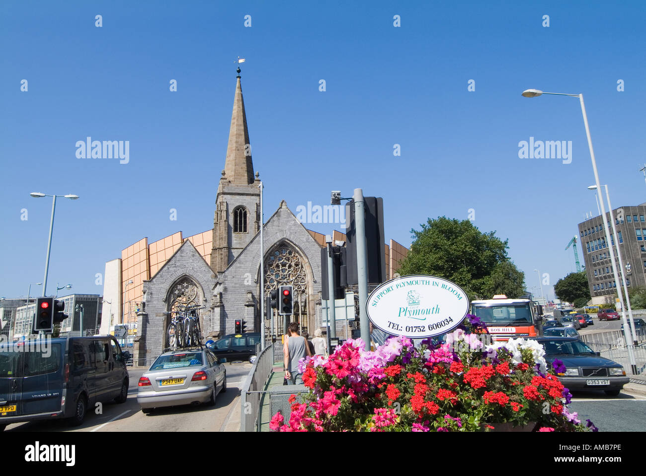 Ancien et nouveau avec les vestiges de l'église Charles en face du centre commercial Drake Circus. Plymouth, Devon. ROYAUME-UNI Banque D'Images