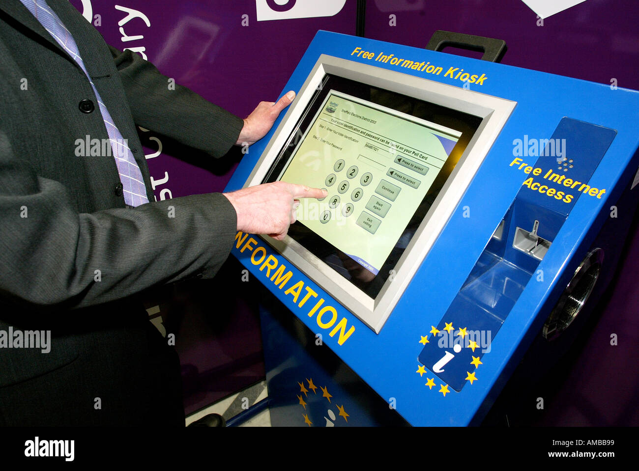 Le vote en ligne kiosque d'information à l'hôtel de ville Sheffield South Yorkshire Banque D'Images