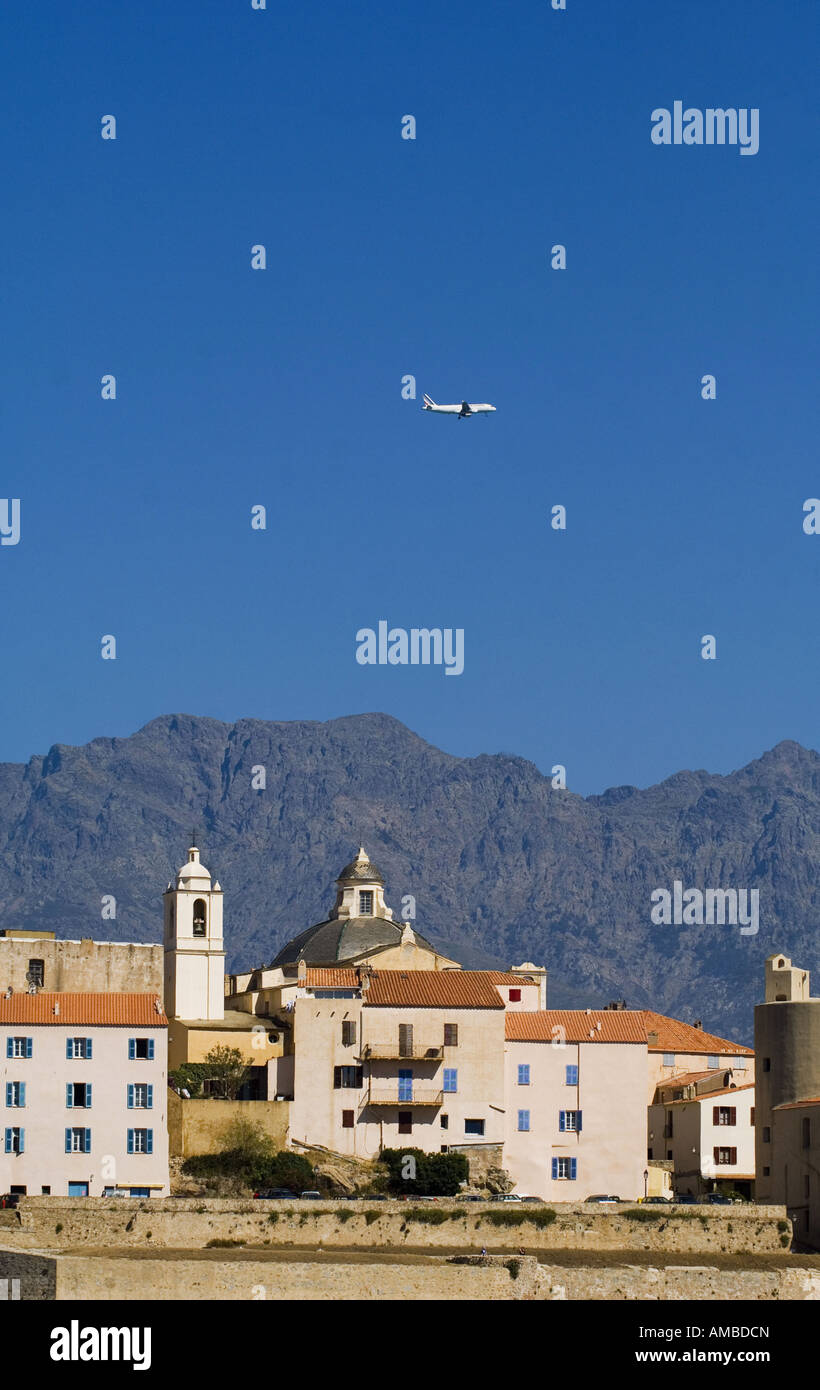 Avion sur Calvi Castle dans le Nord de l'île de Corse, Corse, France Banque D'Images