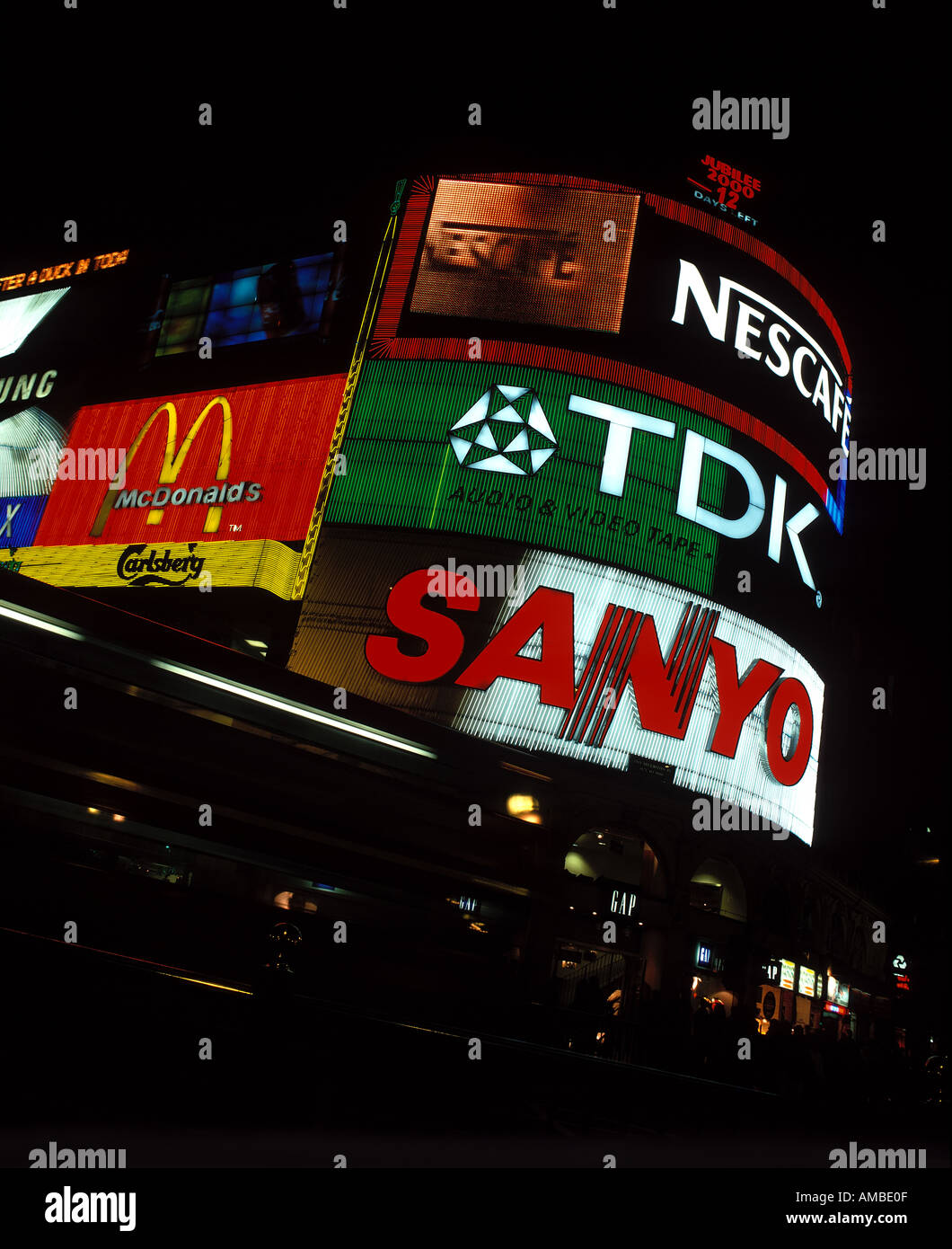 Trafic Whizz passé les panneaux publicitaires mondialement célèbres de Piccadilly Circus à Londres. Banque D'Images