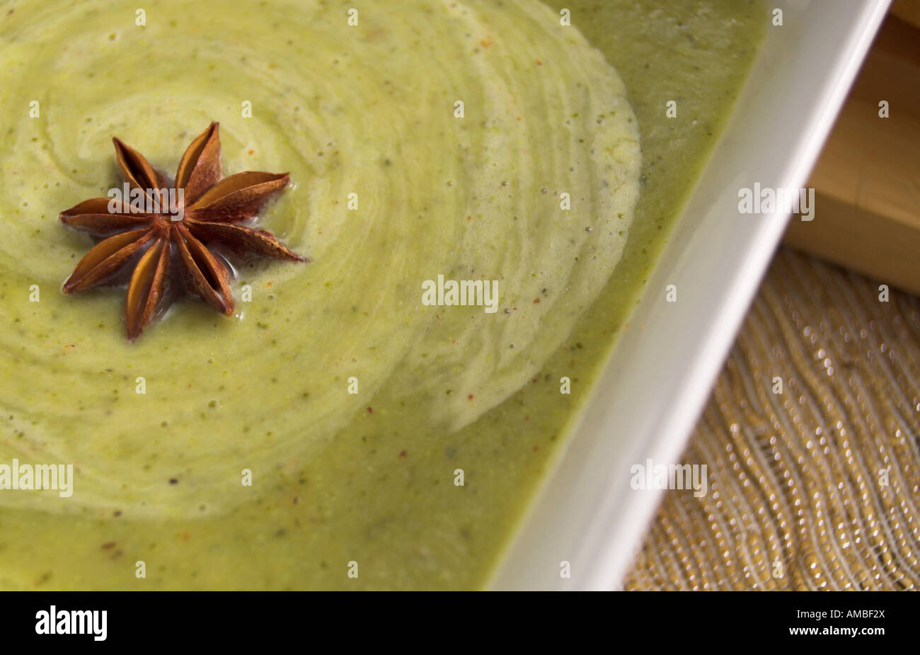 Des brocolis soupe dans un bol carré, surmonté d'une étoile d'anis. Banque D'Images