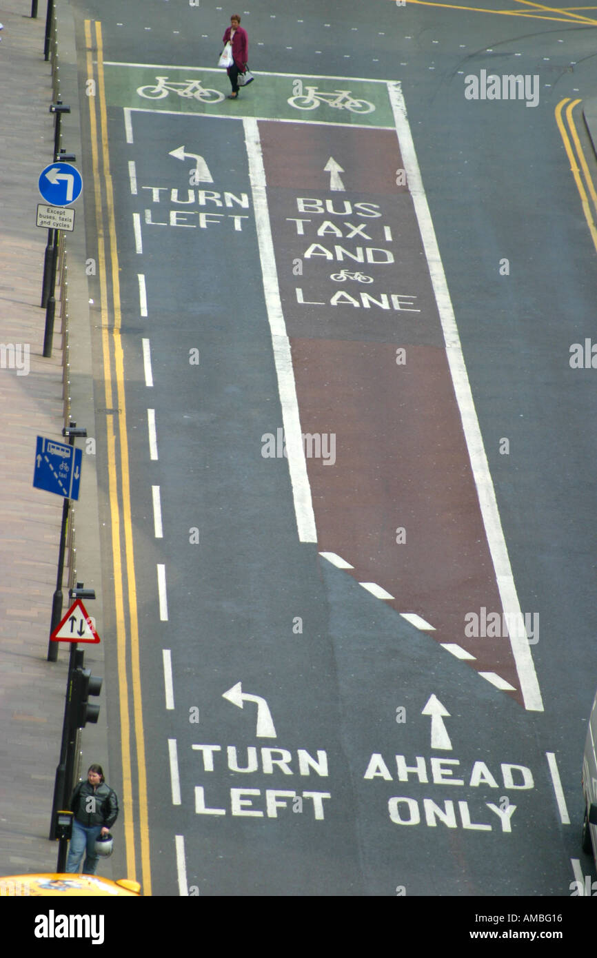 Vue aérienne de taxi bus et des pistes cyclables en centre-ville Banque D'Images