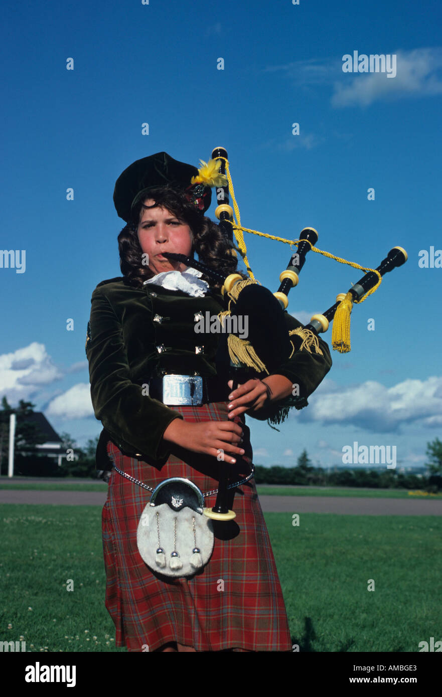 En costume de fille tartan jouant la cornemuse accueille les visiteurs à la Nouvelle-Écosse Canada Banque D'Images