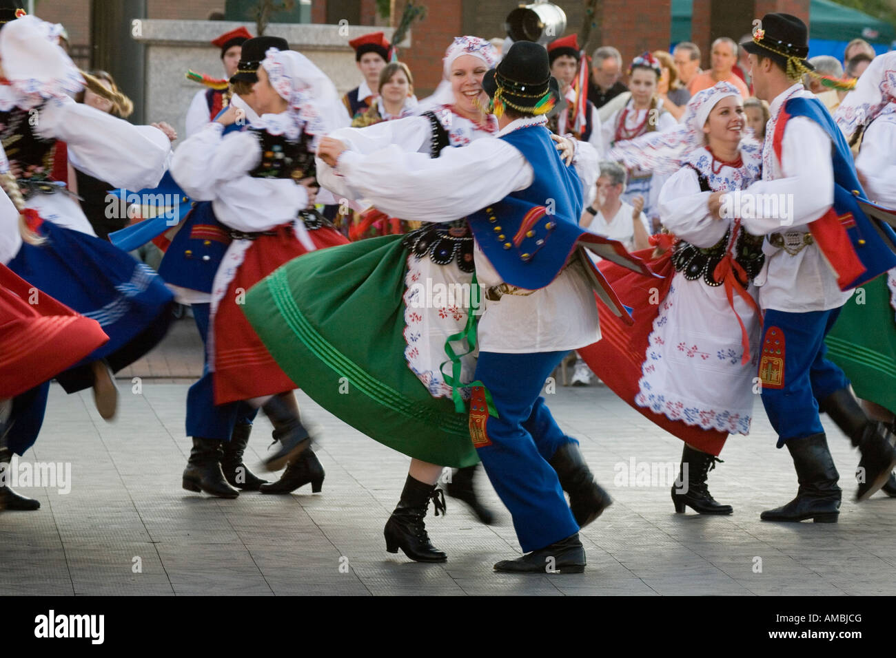 La troupe de danse folklorique traditionnelle effectuant Festival polonais Clinton Square Syracuse New York Banque D'Images