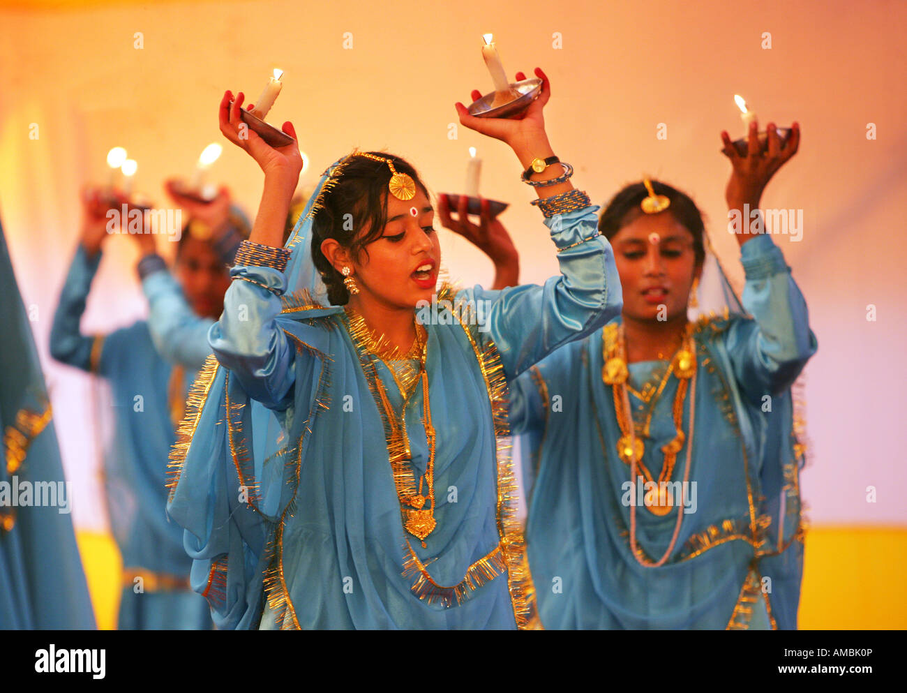 L'Inde, Bodhgaya, jeunes filles effectuant une danse culturelle Banque D'Images