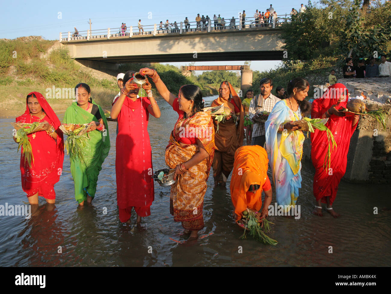Le Népal, fête hindoue, la prière dans une rivière près de Birgunj Banque D'Images Le Népal, fête hindoue, la prière dans une rivière près de Birgunj Banque D'Images