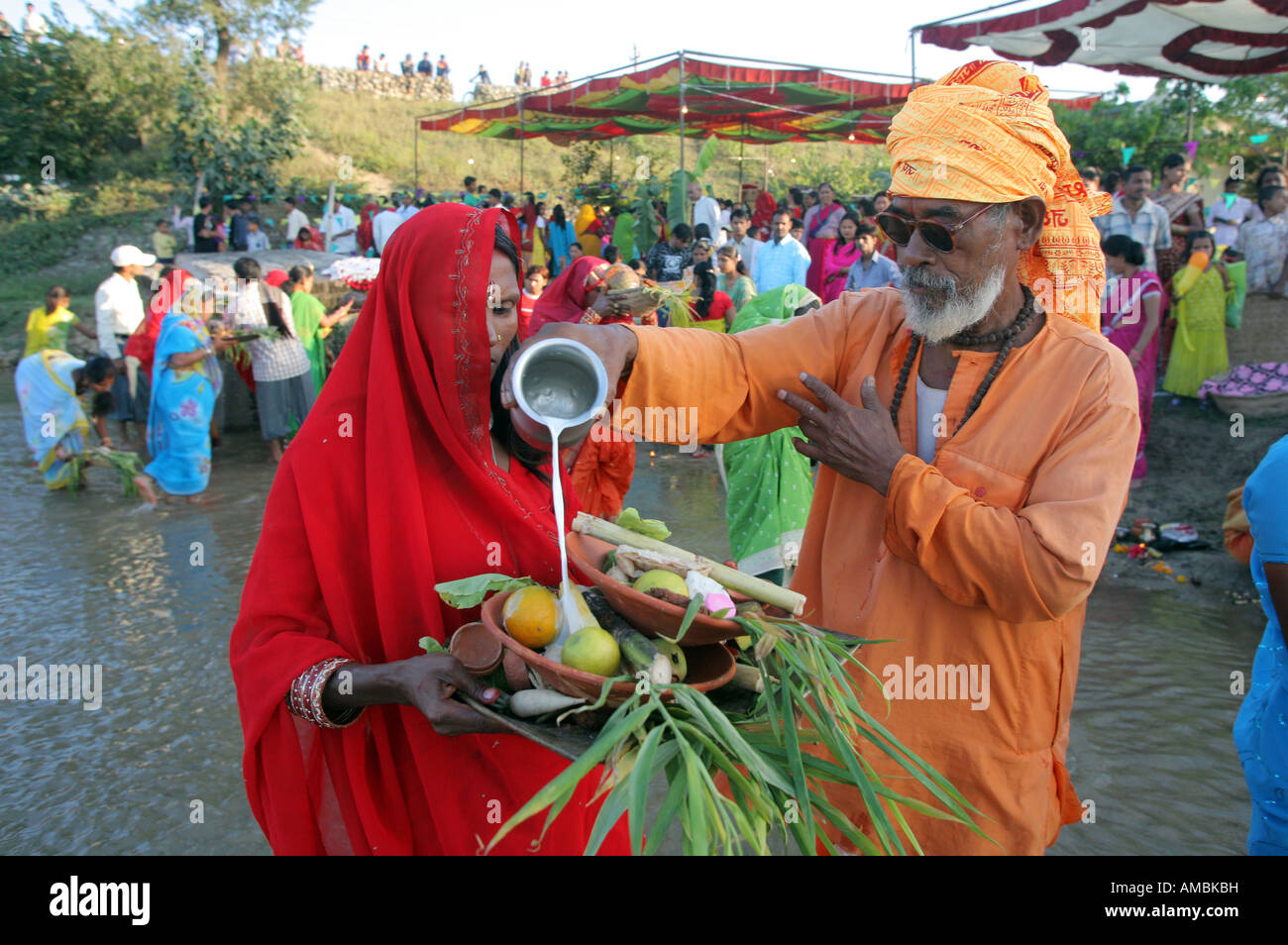 Le Népal, fête hindoue, la prière dans une rivière près de Birgunj Banque D'Images Le Népal, fête hindoue, la prière dans une rivière près de Birgunj Banque D'Images