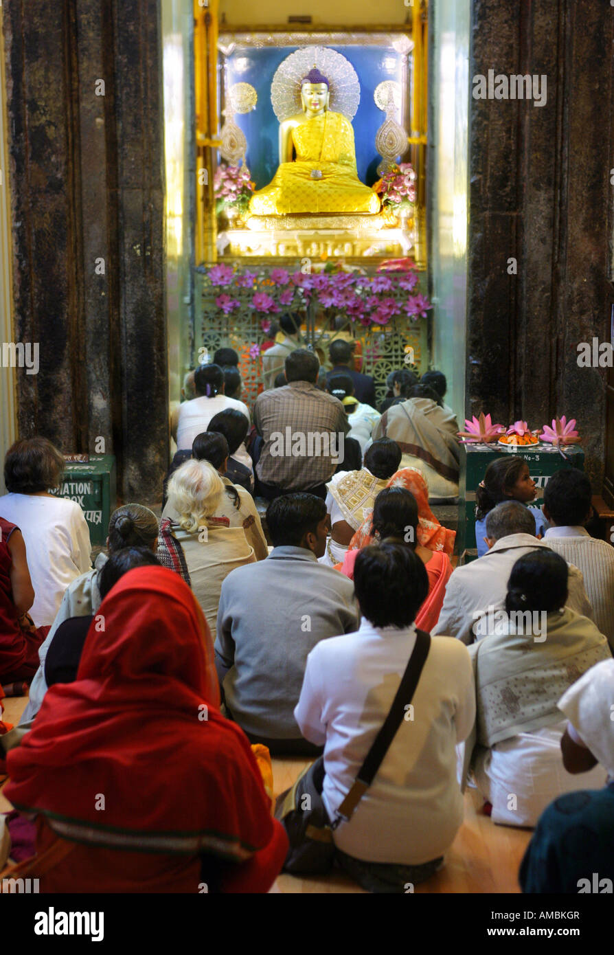 L'Inde, Bodhgaya : fidèles priant dans le Temple de la Mahabodhi bouddhiste, le lieu de l'Eveil du Bouddha Banque D'Images