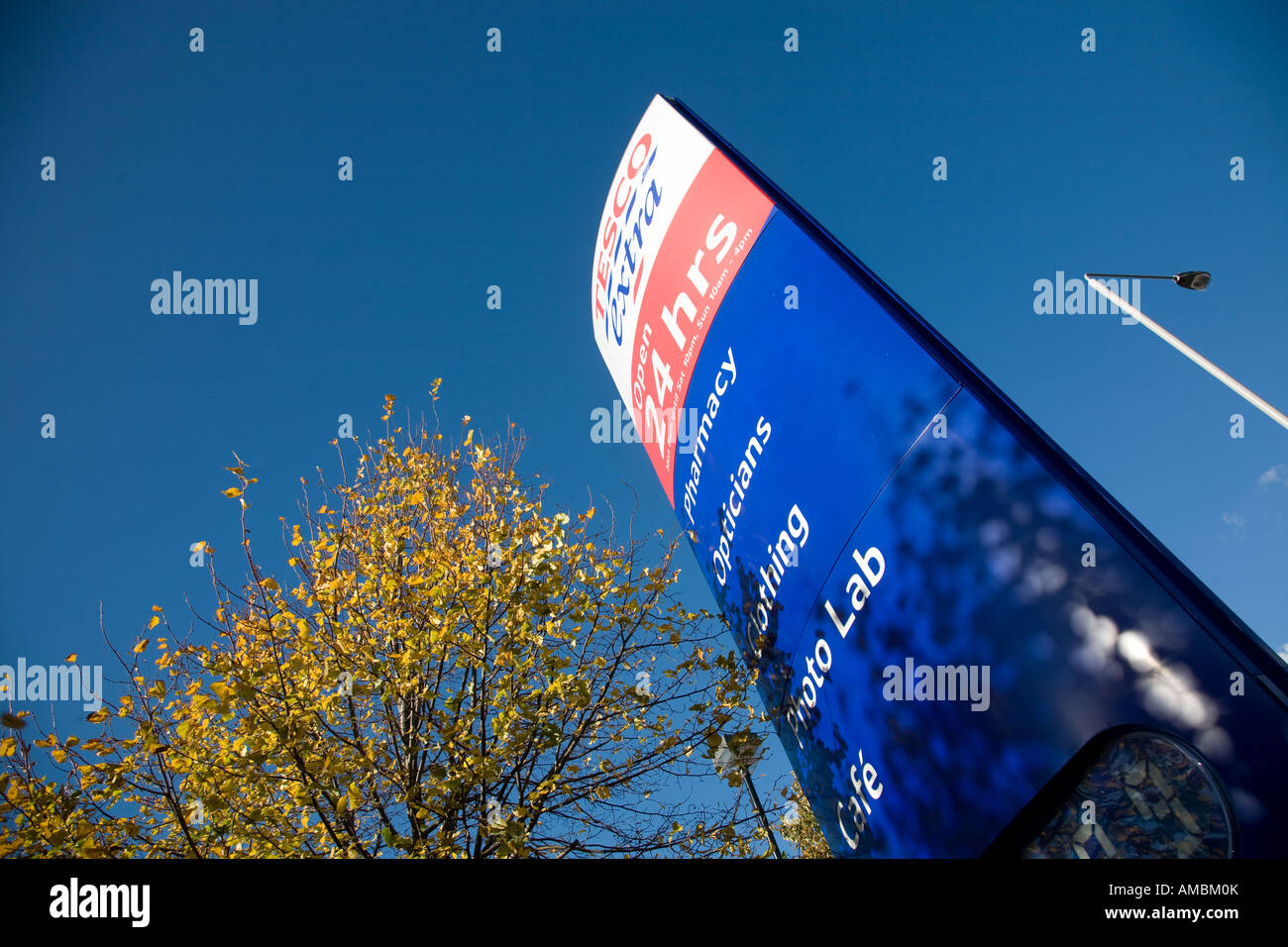 Tesco totem par le bord de la route Banque D'Images