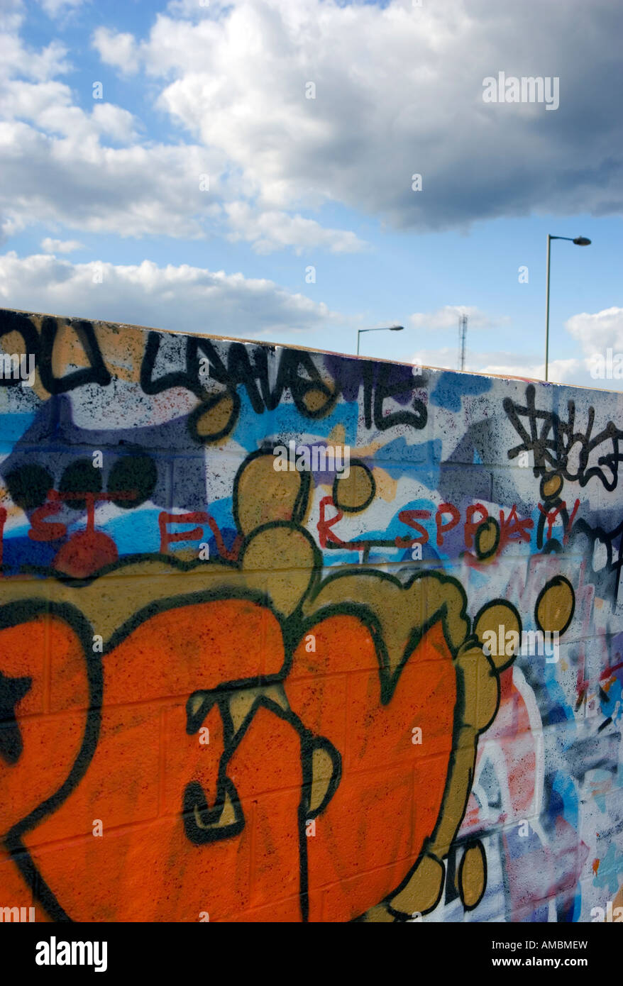 Spray peut un graffiti sur un mur urbain Banque D'Images