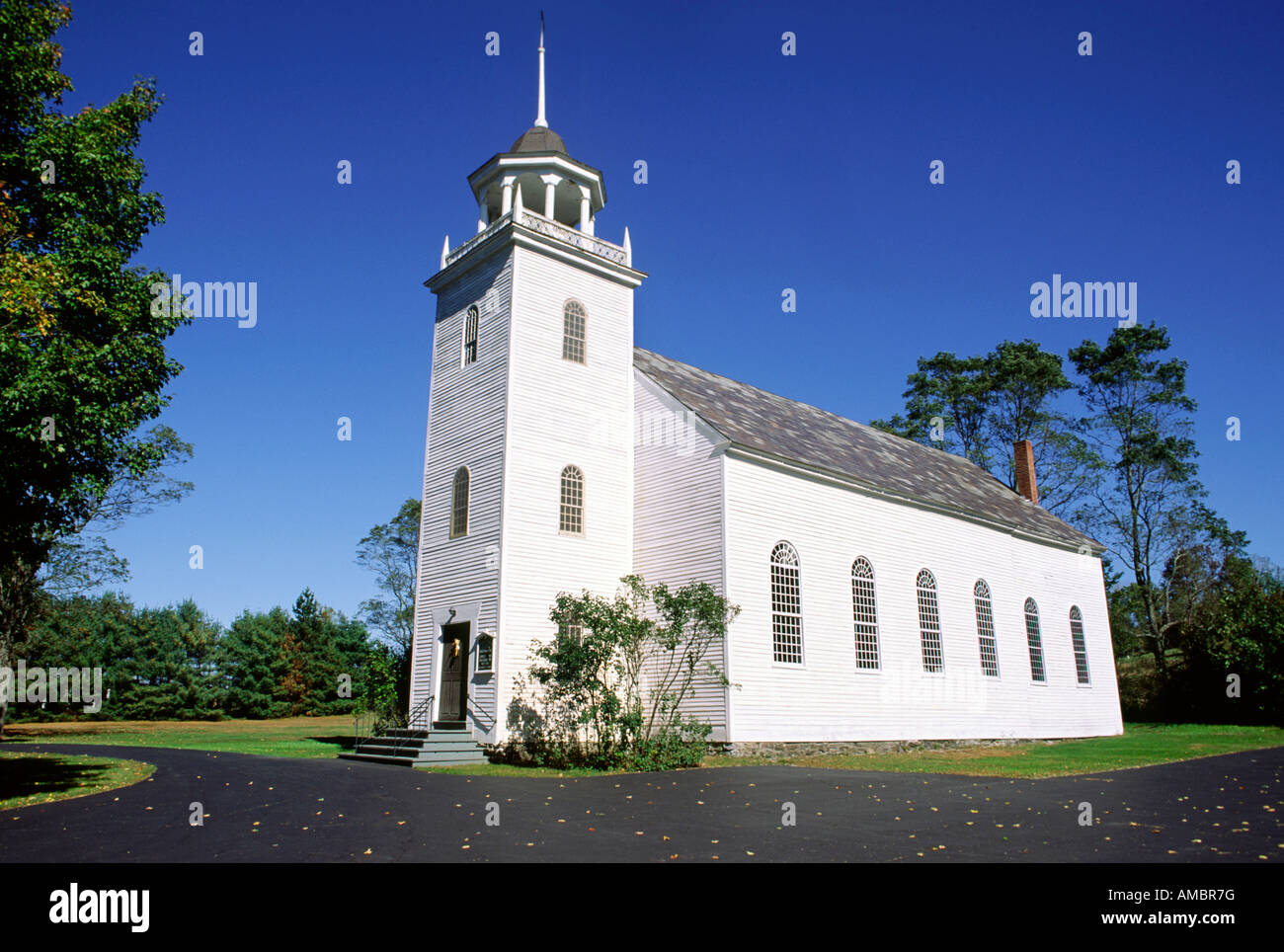 L'église en bois blanc de la Nouvelle Angleterre Banque D'Images