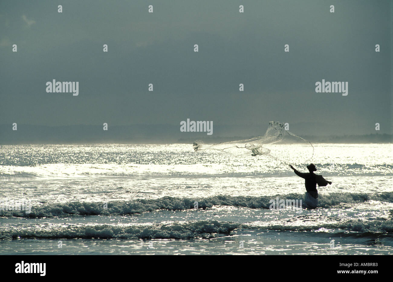La pêche au filet dans la mer de Cilicap Banque D'Images
