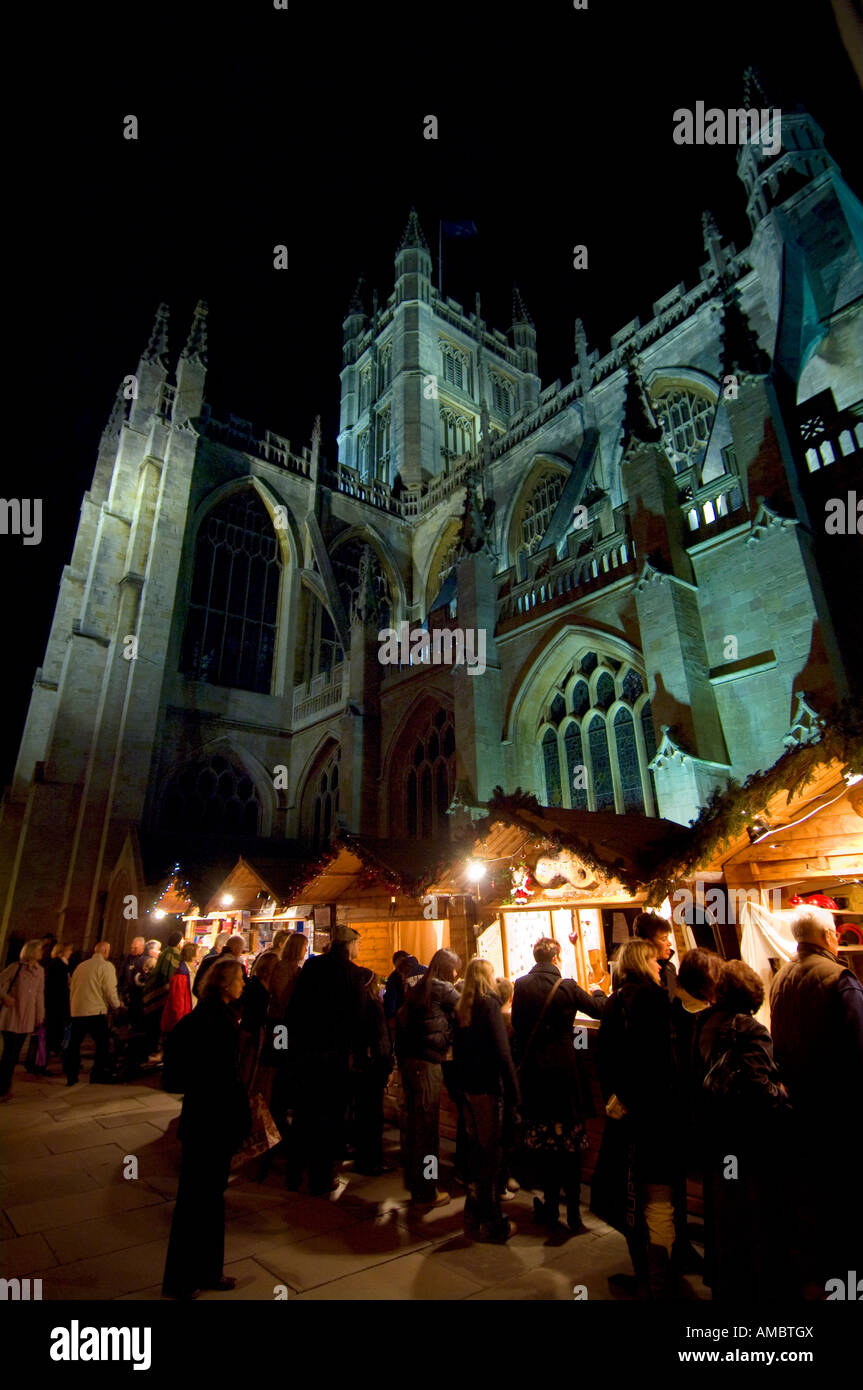 Bath Marché de Noël,joli allumé cale bordent les rues sous l'impressionnante Abbaye de Bath. Photo par Jim Holden. Banque D'Images