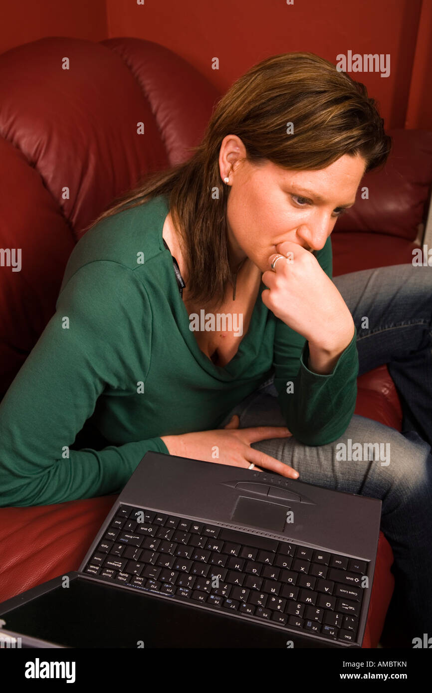 Femme à la peur lors de l'utilisation d'un ordinateur portable. Banque D'Images