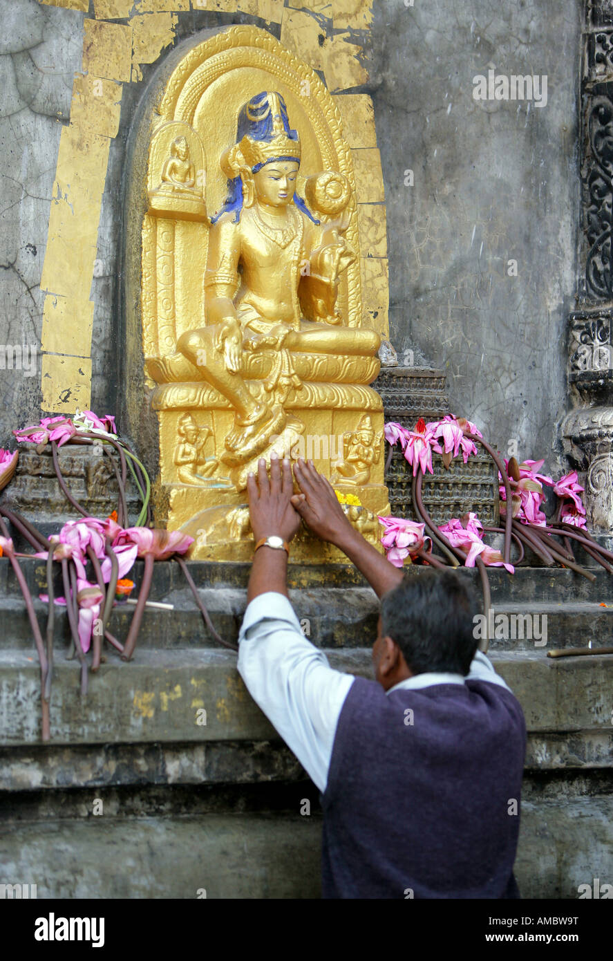 L'Inde, Bodhgaya : pèlerins bouddhistes à l'ensemble du temple de la Mahabodhi à Bodhgaya, le lieu de l'Eveil du Bouddha Banque D'Images