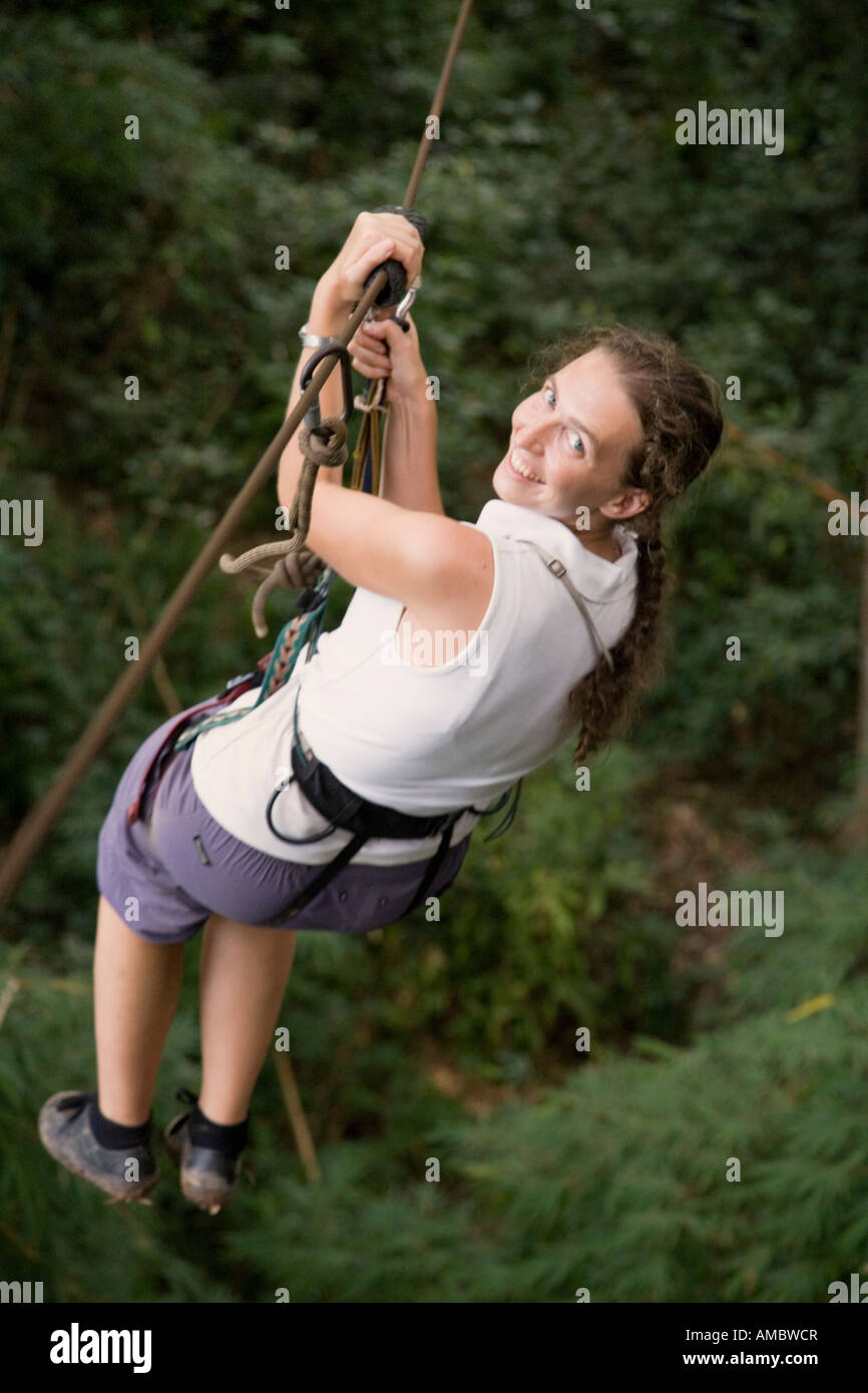 Femme sur un zip line à l'expérience Gibbon près de Huay Xai sur le Mékong au Laos, près de la frontière thaïlandaise Banque D'Images