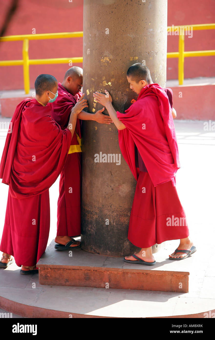 L'Inde, les moines bouddhistes Bodhgaya : le cercle pilar à l'ensemble du temple de la Mahabodhi à Bodhgaya, le lieu de l'Eveil du Bouddha Banque D'Images